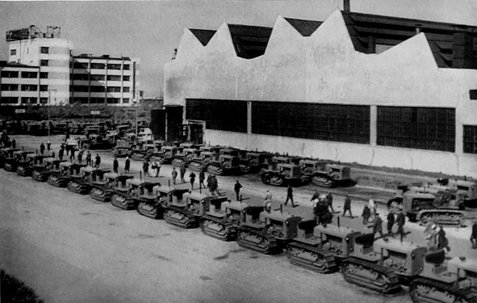 fotografia d'una fàbrica de tractors al 1930. Wikipèdia "Il.lustració"